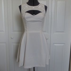 Elegant White Sleeveless Dress